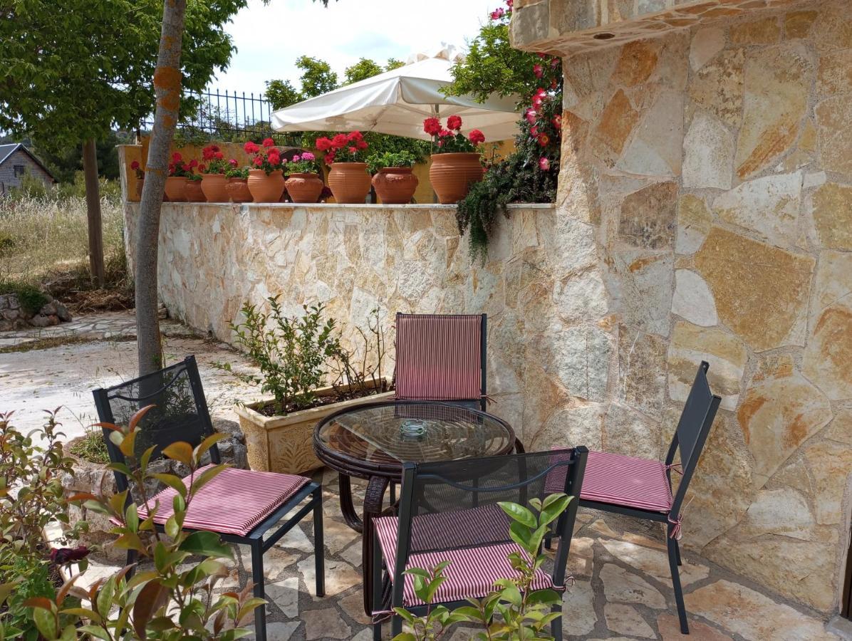 Xenonas Κithαiron Hotell Vília Exteriör bild