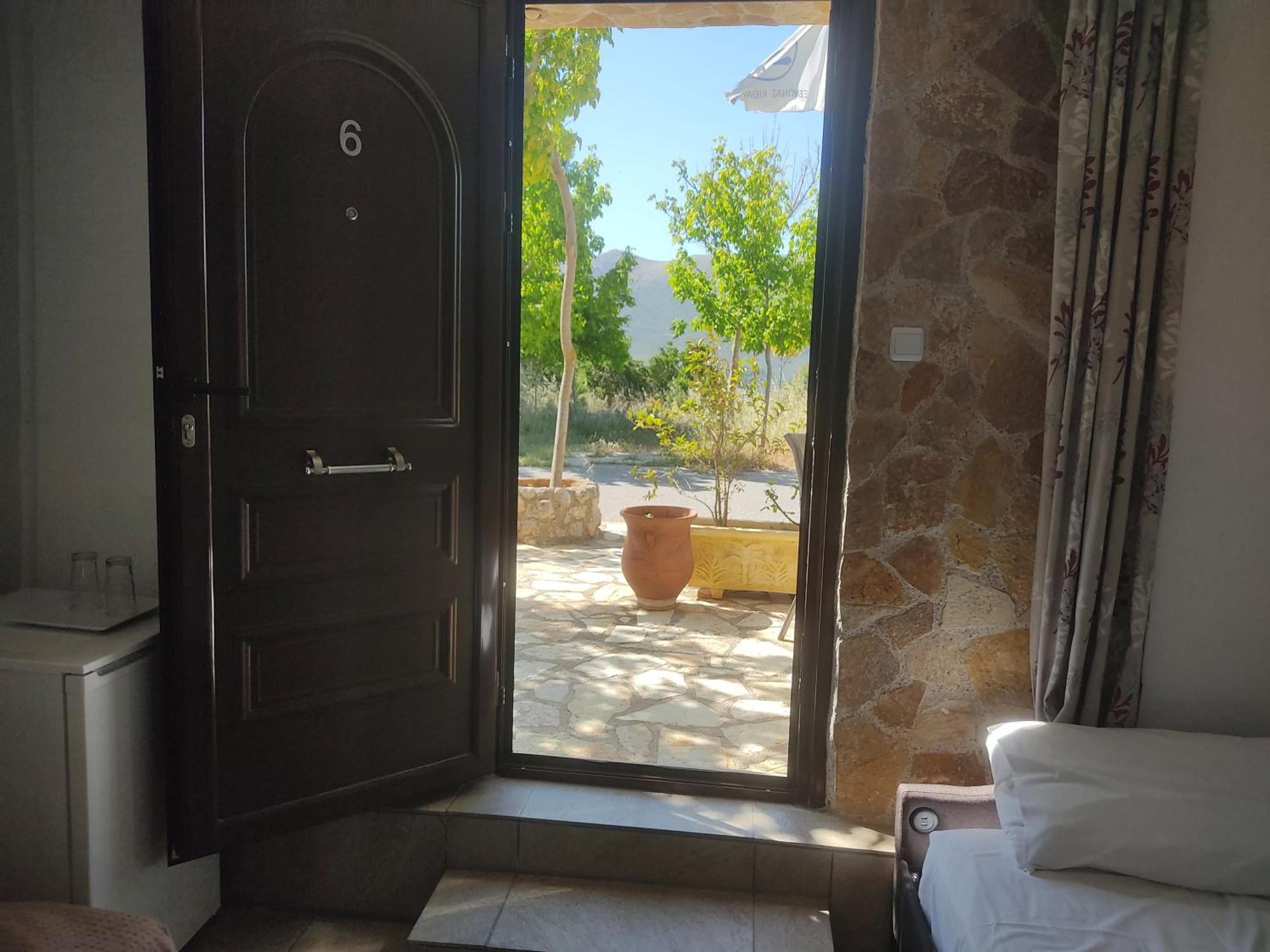 Xenonas Κithαiron Hotell Vília Exteriör bild